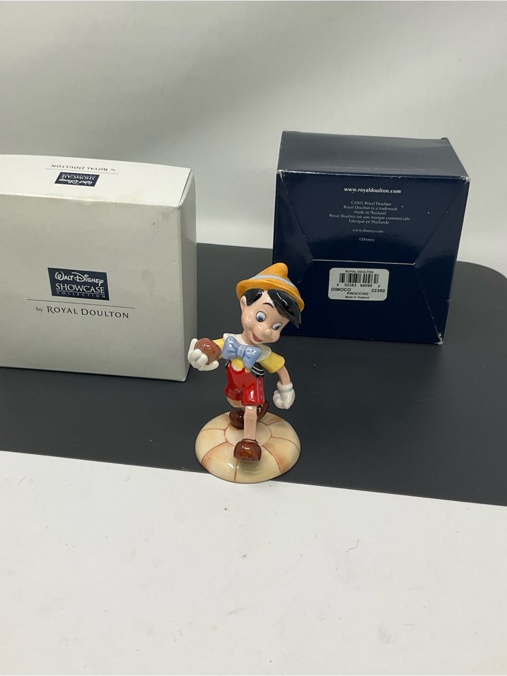 ROYAL DOULTON WALT DISNEY SNOWCASE PINOCCHIO WITH APPLE FIGURINE Boxed